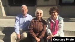 南希.伦德 (中)与提出诉讼的另外两名原告在第四巡回上诉法院外(ACLU of North Carolina)