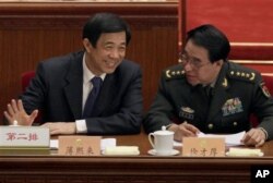 2010年3月在中国政协会议上的徐才厚将军和薄熙来
