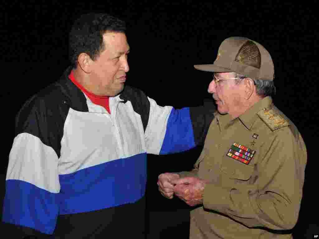 Hình ảnh được phát hành bởi tờ báo Granma của nhà nước Cuba cho thấy Chủ tịch Cuba Raul Castro và Tổng thống Venezuela Hugo Chavez tại sân bay quốc tế Jose Marti ở Havana, ngày 10/12/2012.