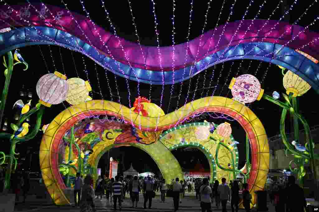 在新加坡的闹市地区, 人们在装饰春节的彩灯下走过(2017年1月26日)