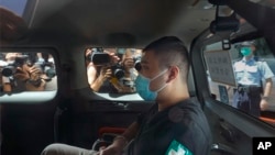 资料照：香港首位被控涉嫌违反国安法的唐英杰（Tong Ying-kit）坐着轮椅由警车押解至法院应讯。（2020年7月6日）