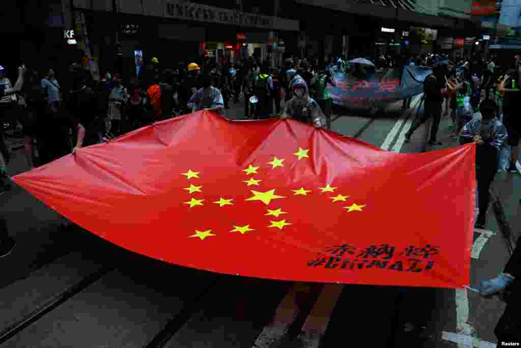 香港示威者展示一面形容中共政权如同纳粹的抗议旗帜。(2019年8月31日)