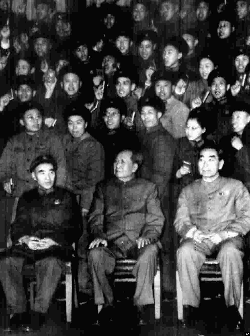 1968年1月27日,中国共产党主席毛泽东,副主席林彪,总理周恩来接见手持《毛主席语录》的“革命战士”