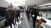 中国武警在深圳火车站巡逻