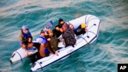 Фото мігрантів, яких перехопили французькі прикордонні служби 25 грудня 2018 р. поблизу порту Кале