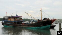 Tàu đánh cá Trung Quốc Qiongqionghai 09.063 neo tại một bến tàu ở Honda Bay Wharf tại thành phố Puerto Princesa, Tây Philippines. (Ảnh chụp ngày 10/5/2014).