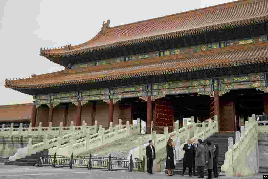 美国的唐纳德·川普总统和第一夫人梅拉尼亚·川普,中国国家主席习近平和夫人彭丽媛游览故宫,在紫禁城恢宏的宫殿前面(2017年11月8日)。