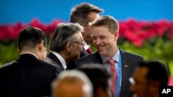 美国总统特朗普特别助理、国家安全委员会东亚事务高级主任博明（右中）抵达中国国家会议中心参加一带一路论坛开幕式（2017年5月14日）。