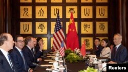 以美国贸易代表莱特希泽和财政部长姆努钦为首的美国贸易代表团2019年7月31日在上海西郊宾馆与中国副总理刘鹤为首的中方谈判方举行会谈。