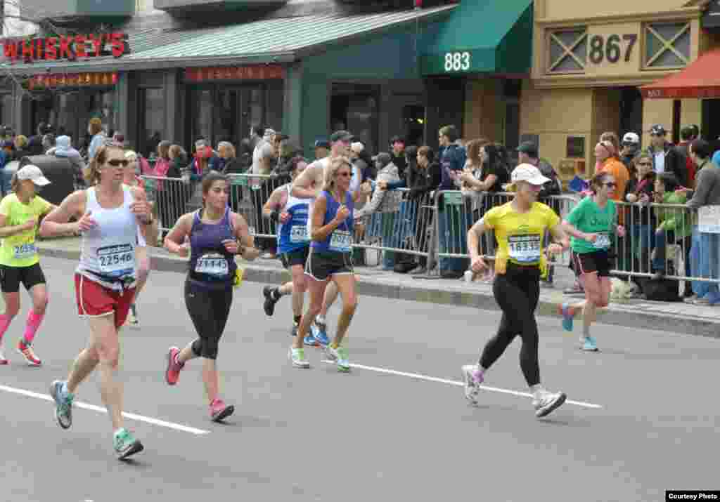 Ảnh nhìn xa của hai nghi can ở gần mức đến của cuộc đua Marathon ở Boston. (Ảnh: Bob Leonard)