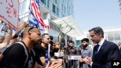 美国国务卿布林肯在以色列特拉维夫与被哈马斯绑架的人质的家人和支持者见面。（2024年5月1日）