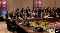 资料照:2023年9月6日(星期三),第43届东盟峰会在印度尼西亚雅加达举行,印尼总统佐科·维多多(前左)与其他领导人出席第26届中国-东盟(10+1)领导人会议。(美联社)