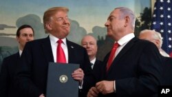 美国总统特朗普和以色列总理内塔尼亚胡2019年3月25日在白宫签署有关以色列拥有戈兰高地主权的公告。