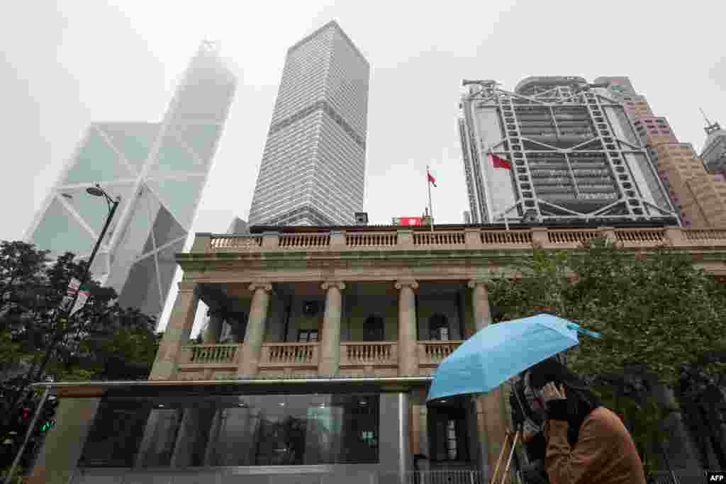 2018年1月6日,行人走过香港终审法院大楼。2018年1月下旬,8名被控在2016年旺角骚乱事件中犯有暴动罪的嫌疑人在香港高等法院出庭受审,嫌疑人中包括支持香港独立运动的前领导者梁天琦。审理过程预计将持续80天。那场抗议活动的领导者黄台仰与另外一名被告据称已经逃离香港,高等法院已对两人发出逮捕令。 