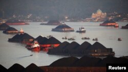 运载煤炭的驳船沿着印尼东加里曼丹省马哈坎河排成队。（2019年8月31日）