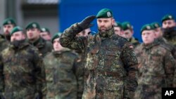 德国士兵在立陶宛西部维尔纽斯西部一个军事基地参加北约军队的欢迎仪式（2017年2月7日）