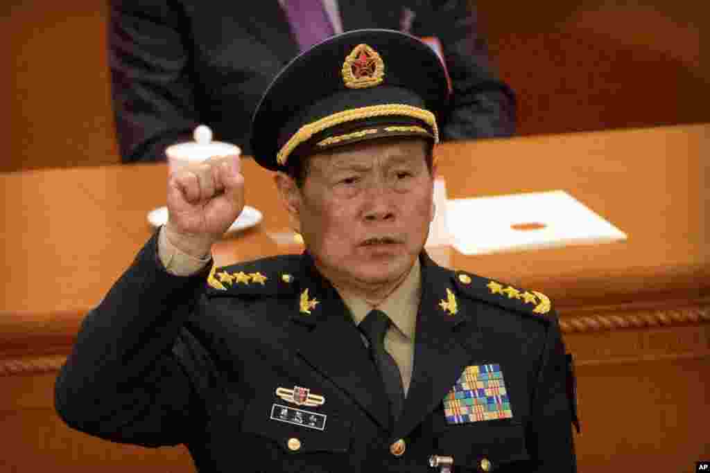中国国务委员和国防部长魏凤和在中国第十三届人民代表大会第一次会议第七次全体会议上宣誓就职（2018年3月19日）。