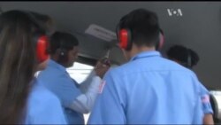 Зі шкільним дипломом на льотовище. Відео