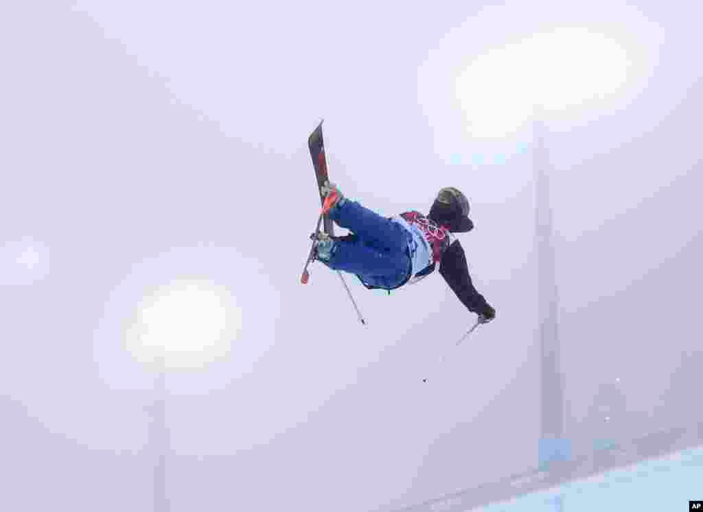 Vận động viên Thụy Sĩ Joel Gisler tập luyện tại Rosa Khutor Extreme Park, ngày 17/2/2014.