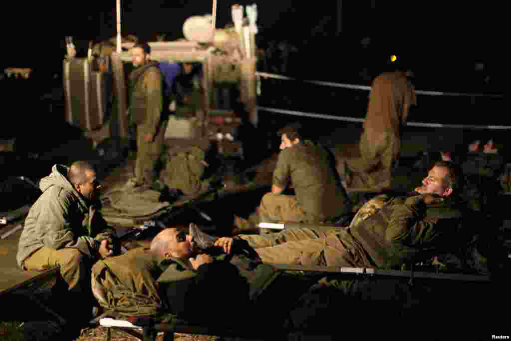 2012年11月21日,以军士兵在加沙地带北部外的一处集结地休息。