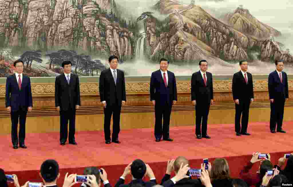 第19届中共中央政治局常委(从左至右)韩正、王沪宁、栗战书、习近平、李克强、汪洋、赵乐际同记者见面(2017年10月25日) 。他们2018年11月23日出席了中共中央举行的纪念刘少奇诞辰120周年座谈会。习近平说:“ 在‘文化大革命’中,刘少奇同志遭到林彪、‘四人帮’反革命集团的残酷迫害,不幸蒙冤致死。在最艰难的时刻,他仍以共产党员的高度责任感,向党中央建议‘尽早结束“文化大革命”,使国家少受损失’,坚信‘好在历史是人民写的’。 ”尽管中共当局把迫害刘少奇致死的责任归咎于林彪和四人帮,但中国内外很多人认为主要责任人是毛泽东。江青曾自称毛主席的一条狗。