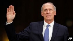 川普总统提名的美国国家情报总监丹·科茨在华盛顿国会山上宣誓就职(2017年2月28日)