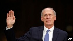 川普总统提名的美国国家情报总监丹·科茨在华盛顿国会山上宣誓就职(2017年2月28日)