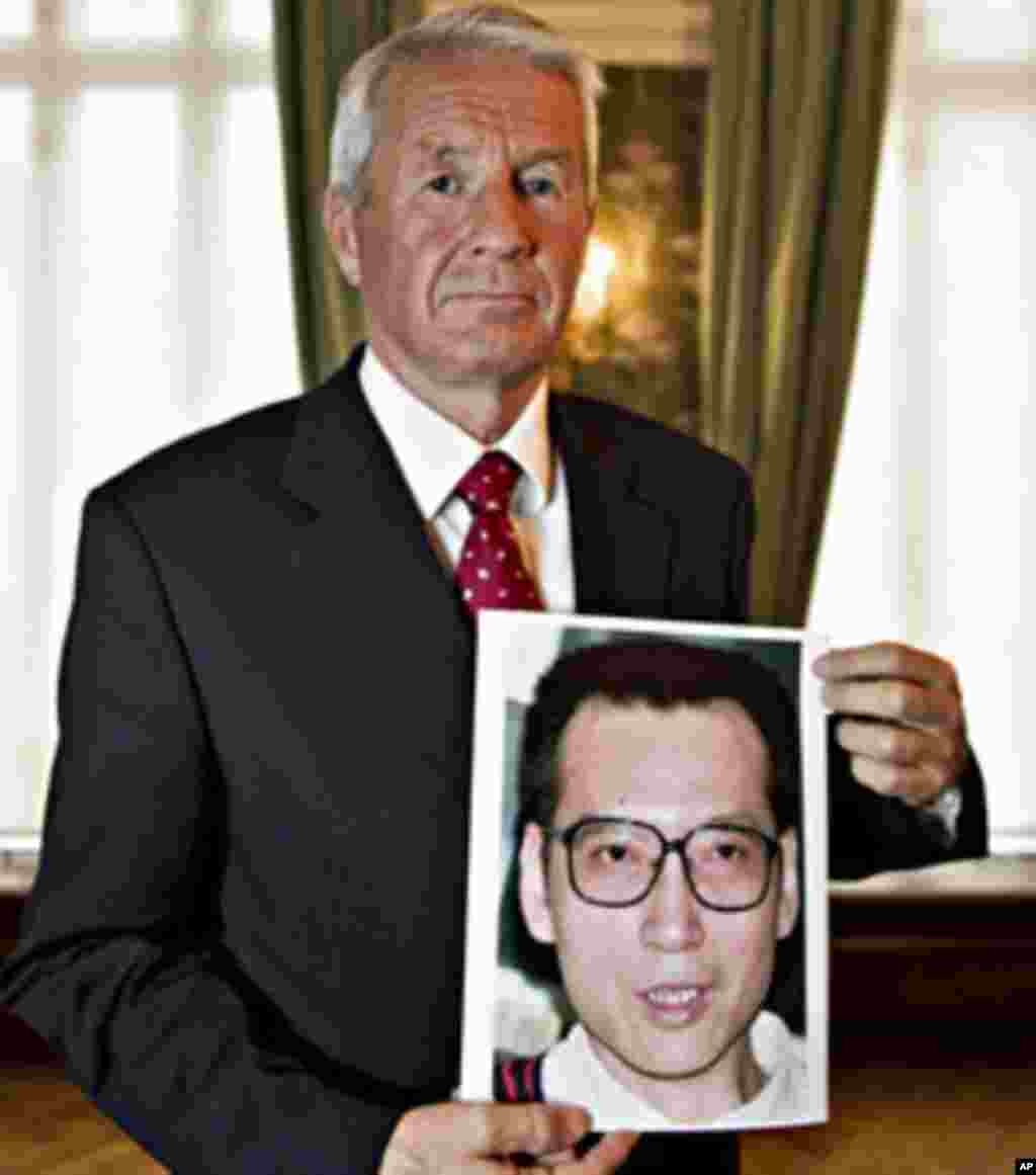 诺贝尔委员会主席亚格兰（Thorbjoern Jagland）手持刘晓波的照片（2010年10月8日）