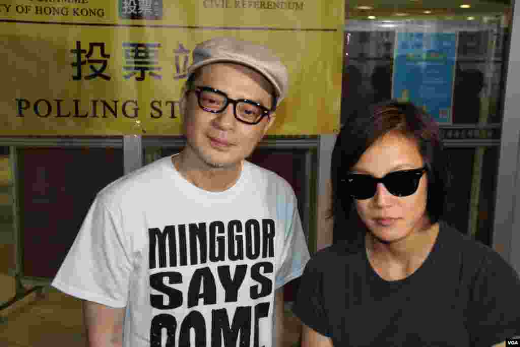 香港知名歌手黄耀明和何韵诗星期天下午6点左右前往投票 (美国之音海彦拍摄)