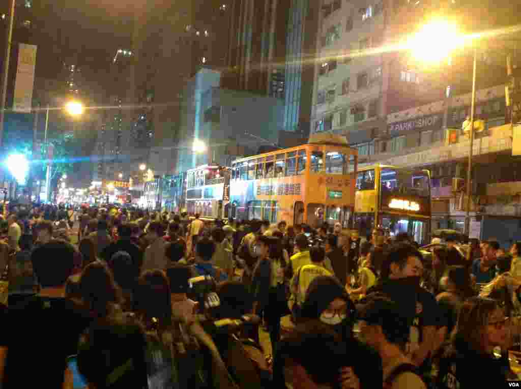 示威者在9点过后占据了中联办外一段德辅道,并在中联办后门外与警方防线展开推撞,警方用辣椒喷雾还击将示威者防线推后。示威者不断呼喊反对释法。