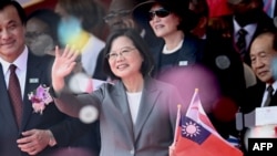 台湾总统蔡英文在总统府前的国庆庆祝活动中挥手致意。（2019年10月10日）