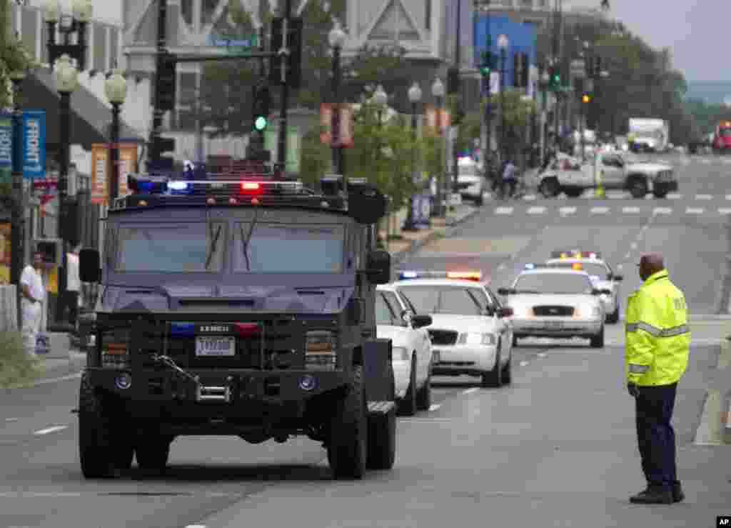 Cảnh sát trên đường tới hiện trường vụ nổ súng tại căn cứ Washington Navy Yard, ngày 16/9/2013.