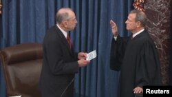 美国联邦最高法院首席大法官罗伯茨1月16日宣誓就任联邦参议院弹劾审判的主持人。