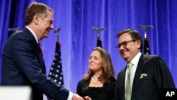 Представник США з торгівлі Лайтгайзер вітає міністра економіки Мексики Ільдефонсо Ґуахардо та міністра закордонних справ Канади Христю Фріланд 