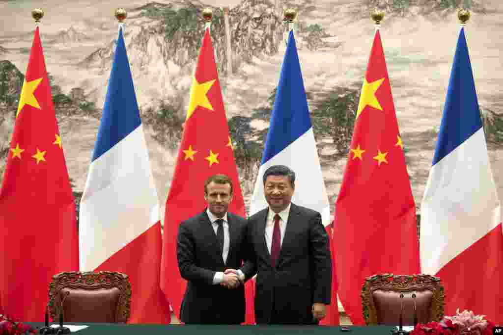 法国总统马克龙与中国国家主席习近平在北京举行联合记者会后握手(2017年1月9日)。