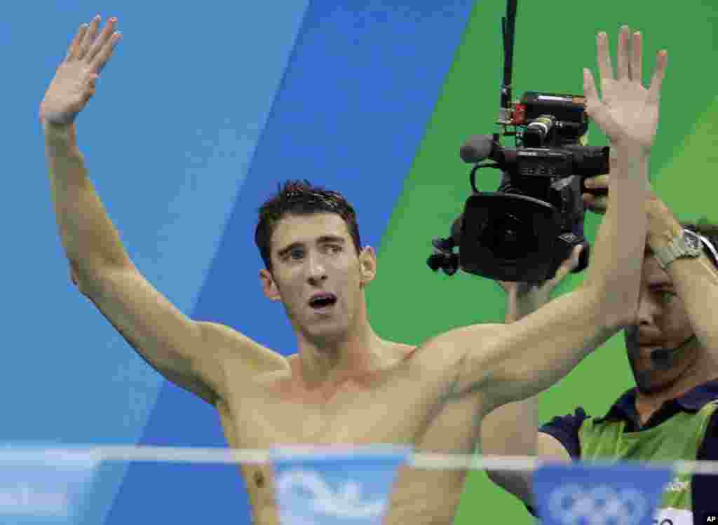 在2016年夏奥会上,美国选手迈克尔·菲尔普斯(Michael Phelps)在其团队赢得金牌后对观众挥手致意。这位游泳健将将在美国探索频道下个月的“鲨鱼周”同鲨鱼比赛游泳。