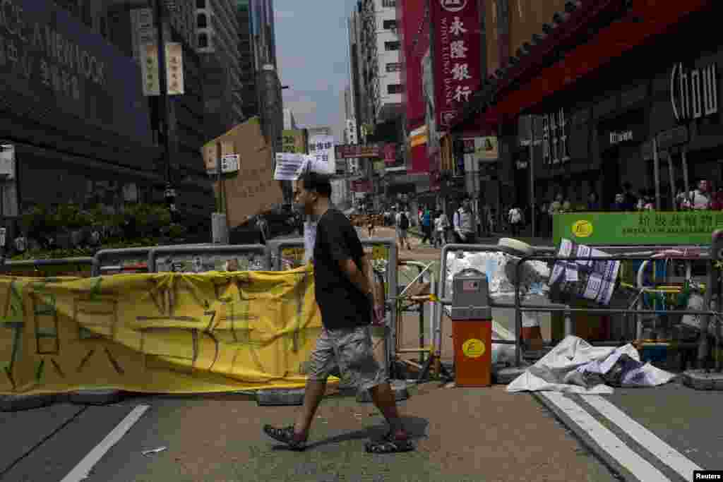 抗议者在香港旺角购物区设置的路障