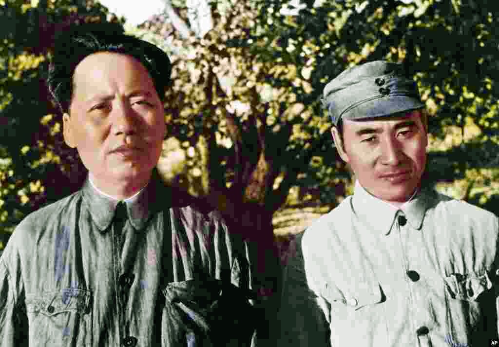 1945年,中共领导人毛泽东以及林彪在延安。