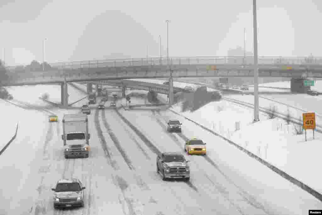 Xe cộ chạy trên xa lộ 94 phủ đầy tuyết ở Detroit, Michigan, ngày 2/1/2014.