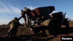 Фото: військові ЗСУ працюють з установкою BM-21 "Град" під час нападу Росії поблизу Бахмута, 7 грудня 2022 року