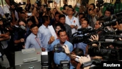 柬埔寨首相兼柬埔寨人民的主席洪森在甘丹省的一个投票站准备投票。(2018年7月29日)