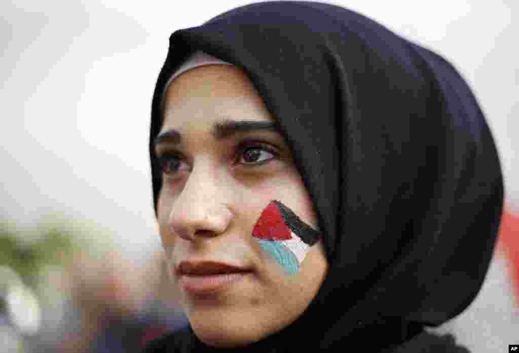 A Palestinian woman painted on her face a Palestinian flag during a march in the streets of Beirut, Lebanon against U S. President Donald Trump's decisions to recognize Jerusalem at the capital of Israel
