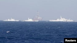 资料照片：中国海警船在中国石油钻井平台981号周围巡逻。