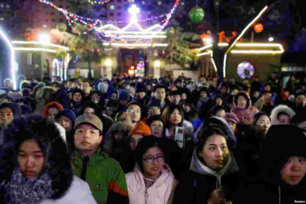 2017年12月24日,北京圣诞节前夕,人们到宣武门天主堂(俗称南堂)参加礼拜活动。