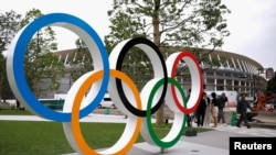日本东京新国家体育馆前的奥运五环标志。
