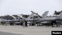 爱沙尼亚阿马里空军基地停靠的美国空军F-16战斗机