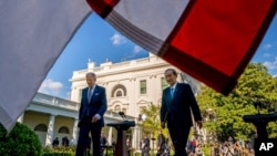 拜登总统与菅义伟首相离开在白宫玫瑰园举行的联合记者会。(2021年4月16日)