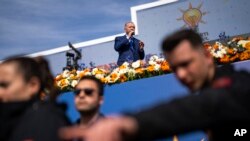 Фото: Реджеп Таїп Ердоган звертається до прибічників в Стамбулі 24 березня 2024 року