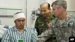 夏普将军看望韩国海军陆战队员