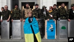 Những tình nguyện viên tự vệ xếp hàng bên ngoài Quốc hội ở Kyiv, 28/3/2014.